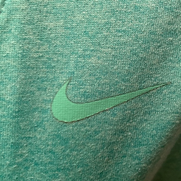 The Nike Tee Athletic Cut Dri-Fit - Picture 4 of 9